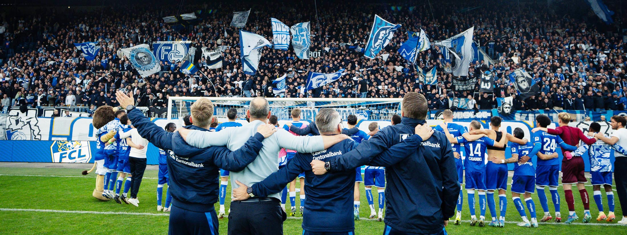 Die Mannschaft des FC Luzern feiert gemeinsam mit den Fans im Stadion.